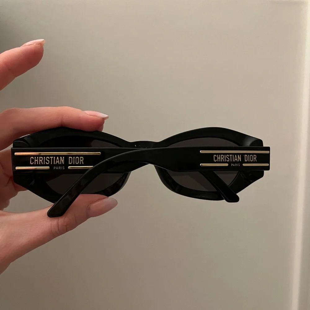 Christian Dior DiorSignature 55mm Butterfly sunglasses - Picture 4 of 5